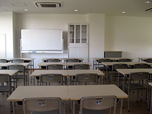 セミナーなどを開催する「ケミレス教室」では、学校向けの内装や家具で構成
