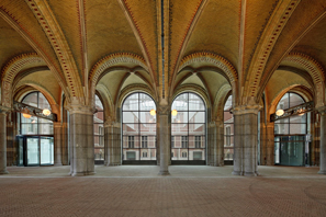 中央通路の側面はガラス張りになり四箇所にエントランスが設置された／Photo：Pedro Pegenaute. Image courtesy of Rijksmuseum